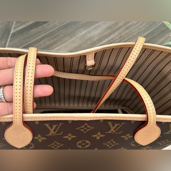 Neverfull MM in Monogram Beige Interior - Picture 5 of 16